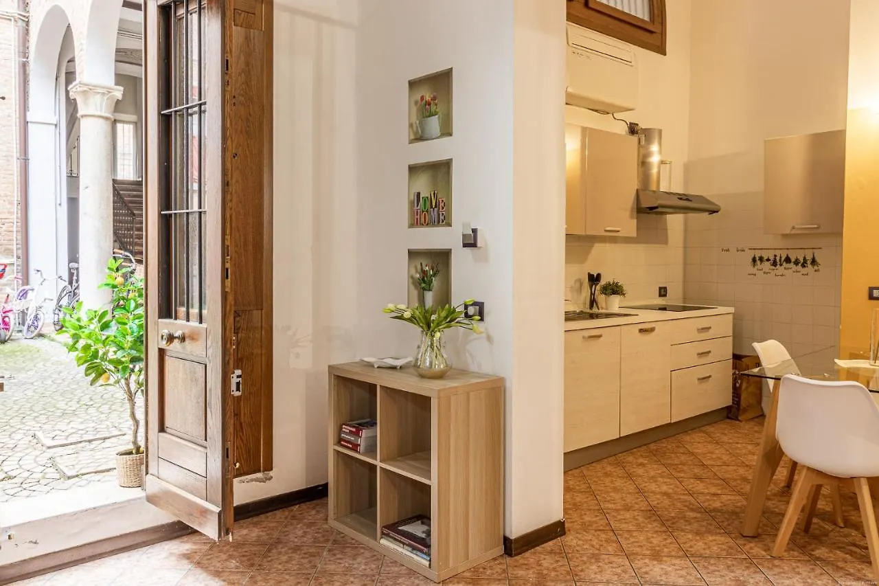 Ferrara Centro Elegant Duplex Apartment Italien